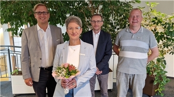 Blumen für die Jubilarin: Nicole Rennies-Hein nahm den Dank von Landrat Stephan Siefken (links), dem stellvertretenden Fachdienstleiter Matthias Sturm und Personalratsmitglied Frank König (rechts) entgegen.
