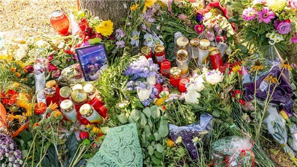 Blumen, Kerzen und Bilder sind im August 2022 nahe des Fundorts einer weiblichen Leiche zum Gedenken abgelegt worden.