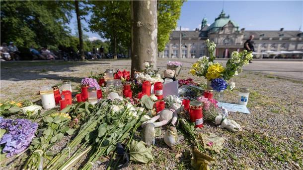 Weitere Ermittlungen nach Angriff in Bad Oeynhausen Blumen, Kerzen und handgeschriebene Trauerbekundungen an einem Baum im Kurpark Bad Oeynhausen.