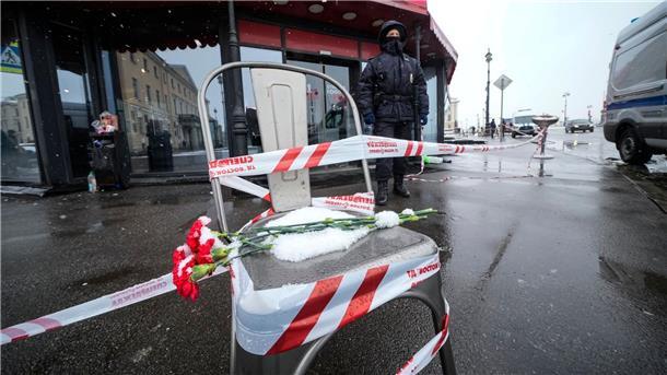 Krieg gegen die Ukraine: So ist die Lage Blumen liegen auf einem Stuhl nahe des Explosionsortes, dem Café „Street Bar“ in St. Petersburg.