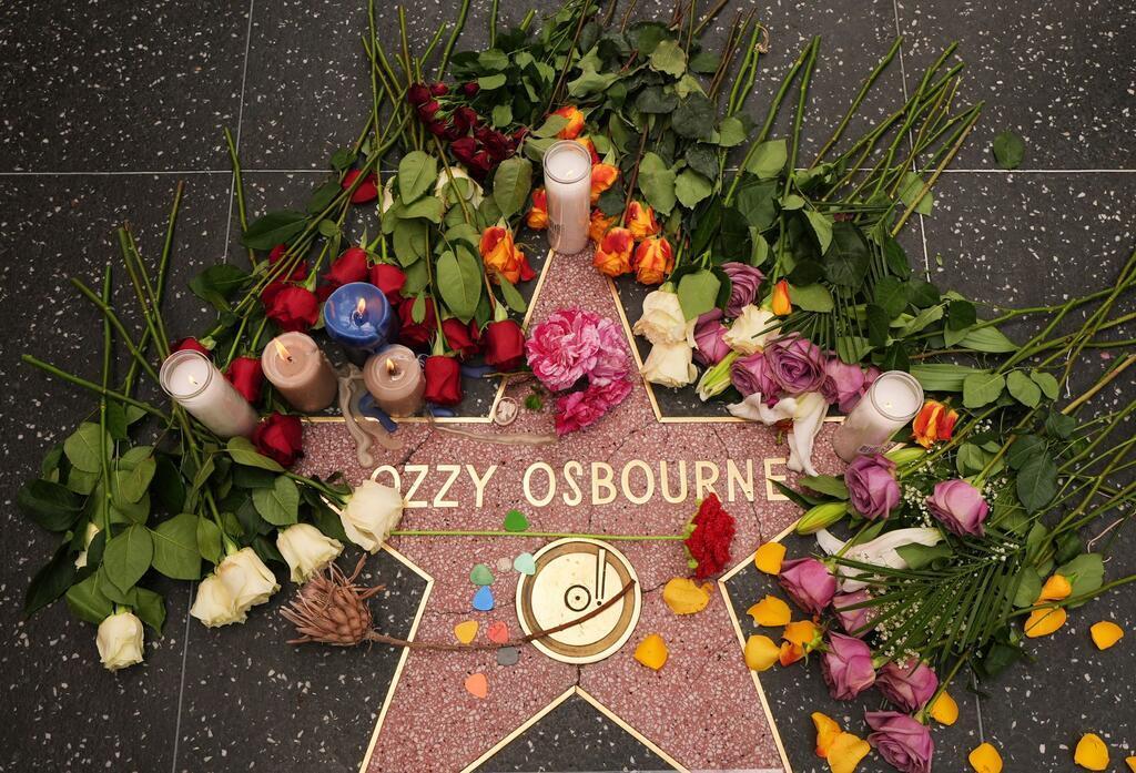 Blumen liegen um den Stern für Ozzy Osbourne auf dem Hollywood Walk of Fame.