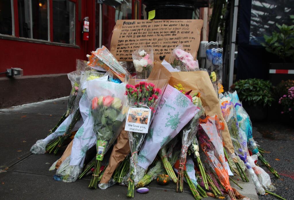 Blumen und Botschaften im Gedenken an  Matthew Perry vor dem „Friends“-Haus in New York.