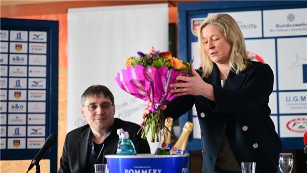 Blumen und Champagner zum Abschied.