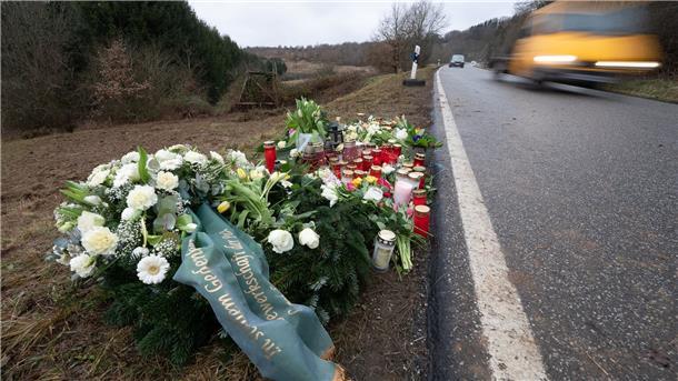Tote Polizisten - Frau wegen Verunglimpfung verurteilt Blumen und Kerzen am Tatort, an dem Ende Januar 2022 bei Kusel zwei Polizeibeamte bei einer Verkehrskontrolle erschossen wurden.