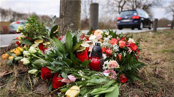 Blumen und Kerzen an der Unfallstelle in Neumünster. Dort starben drei Fußgänger.
