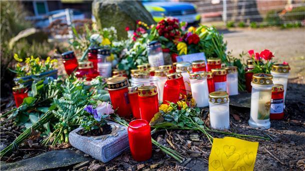 Blumen und Kerzen liegen vor dem Einfamilienhaus in Scheeßel, in dem sich in der Nacht zum 1. März eine der Gewalttaten ereignete.