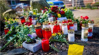 Blumen und Kerzen liegen vor dem Einfamilienhaus in Scheeßel, in dem sich in der Nacht zum 1. März eine der Gewalttaten ereignete.