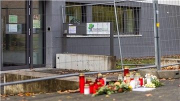 Blumen und Kerzen liegen vor der Waldbachschule in Offenburg.