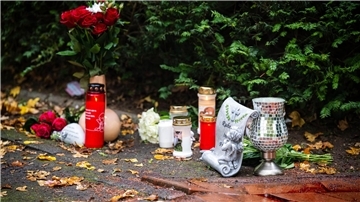 Blumen und Kerzen wurden am Tatort im Bremer Stadtteil Obervieland abgelegt.