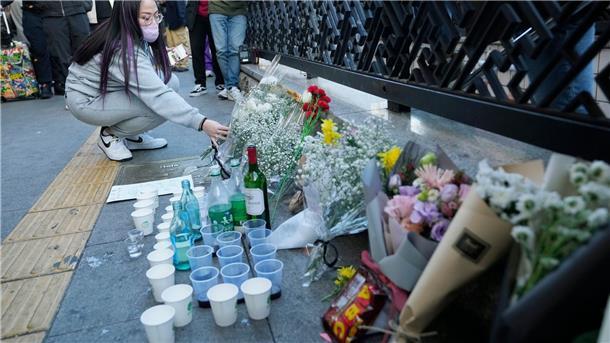 Blumensträuße zum Gedenken an die Opfer der tödlichen Massenpanik in Seoul.