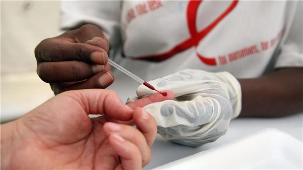 US-Hilfskürzungen - Sorge und Panik bei HIV-Infizierten Blutabnahme für einen HIV-Test in einer südafrikanischen Klinik (Archivbild)