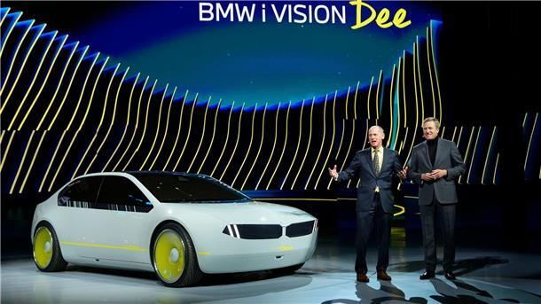 CES: BMW verspricht Auto mit Emotionen, Sony zeigt Automarke BMW-Chef Oliver Zipse (r) vor einem BMW I Vision Dee.
