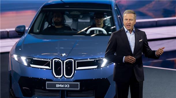BMW-Chef Oliver Zipse und der neue iX3. Die Bestellungen für das erste Modell der neuen Klasse sind laut BMW gut. (Archivbild)