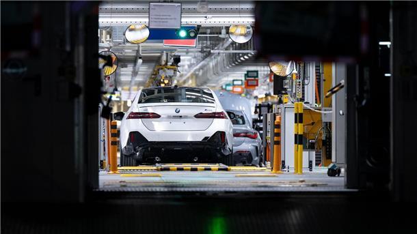 BMW will in Straßkirchen jährlich rund 600.000 Hochvoltakkus montieren, die dann in Dingolfing, Regensburg und München in die Elektroautos eingebaut werden.