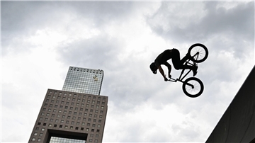 BMX-Profi Sergio Layos aus Spanien zeigt beim freien Training für den Eurobike Skyline BMX Contest auf dem Frankfurter Messegelände sein Können.