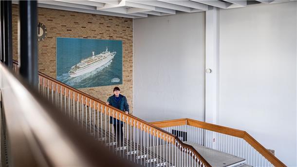 Bodo Sturmheit entwarf einst als ausführender Architekt die freischwebende Treppe im Eingangsbereich des Gebäudes. Heute erinnert seine Frau Ursula Sturmheit-Hübner als Zeitzeugin an die Arbeit ihres Ehemanns.