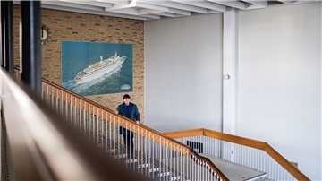 Bodo Sturmheit entwarf einst als ausführender Architekt die freischwebende Treppe im Eingangsbereich des Gebäudes. Heute erinnert seine Frau Ursula Sturmheit-Hübner als Zeitzeugin an die Arbeit ihres Ehemanns.