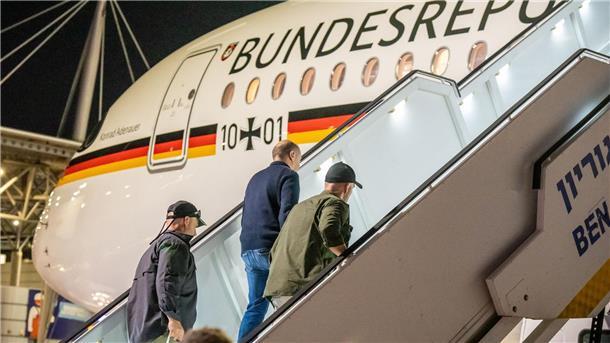 Raketen-Alarm in Tel Aviv: Kanzler-Flieger geräumt Bodyguards bringen Bundeskanzler Olaf Scholz nach dem Luftalarm in den Regierungs-Airbus.