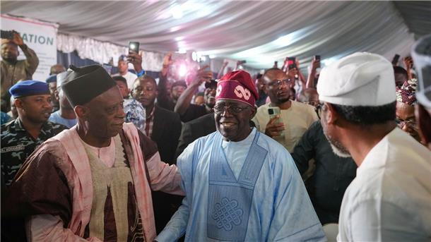 Tinubu gewinnt Präsidentschaftswahl in Nigeria Bola Ahmed Tinubu (m.) feiert mit Anhängern in der Wahlkampfzentrale seiner Partei in Abuja.