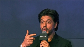 Bollywood-Schauspieler Shah Rukh Khan hat sich bei seinen deutschen Fans bedankt.