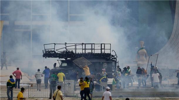 Bolsonaro-Anhänger greifen ein gepanzertes Polizeifahrzeug an.