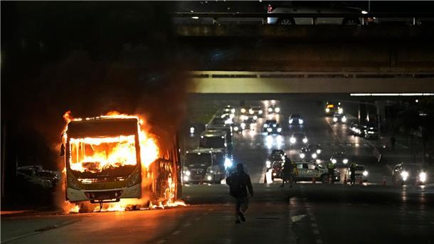Bolsonaro-Anhänger zündeten in der brasilianischen Hauptstadt Busse an.