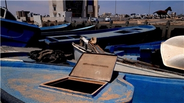 Boote liegen in der tunesischen Küstenstadt Zarzis am Strand (Archivbild).