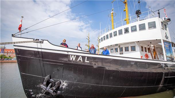 Schiffahrts-Compagnie wünscht sich mehr maritime Aktionen Bootsmann Hans Trakowsky, Kapitän Ingo Daul, Geschäftsführer Heino Tietjen und Maschinist Ralf Schäfer (v. l.) freuen sich: Auf dem Dampf-Eisbrecher „Wal“ ist Vieles erneuert worden.