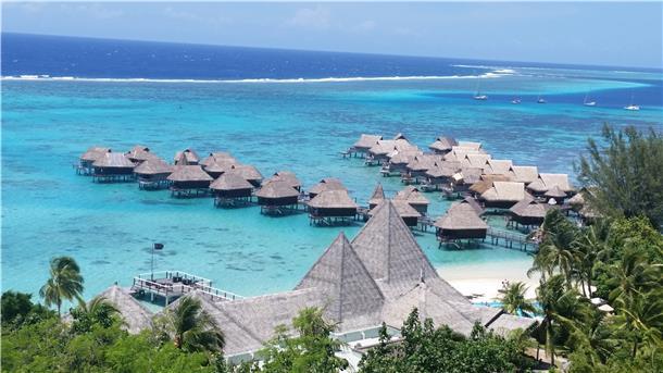 Bora Bora: Die Farben Wassers reichen von blau, grün bis türkis.