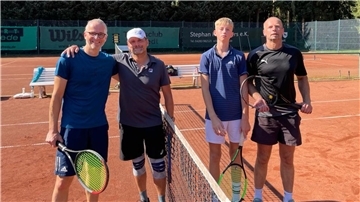 Tennis Club Wilstedt, Boris Andre (von links) und Michael Jäckel gegen Vater und Sohn, Johann und Jens Otten, im Finale derNebenrunde im Herren Doppel.