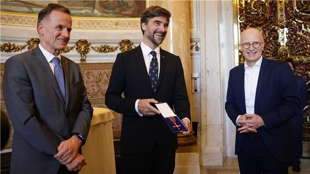 Boris Herrmann (M) bei der Verleihung des Bundesverdienstkreuzes im Hamburger Rathaus durch den Ersten Bürgermeister Peter Tschentscher (SPD, r) und Sportstaatsrat Christoph Holstein (SPD),