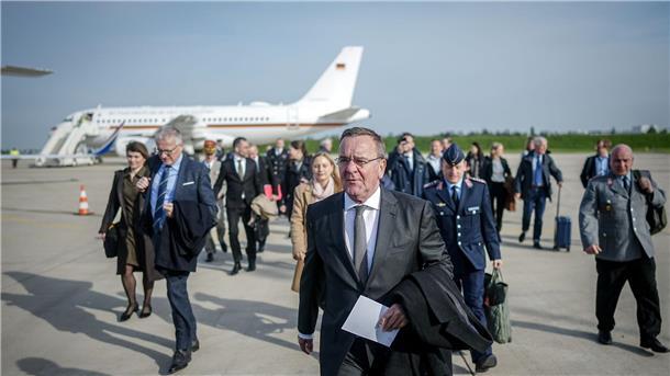 Boris Pistorius kommt auf dem Pariser Militärflughafen an.