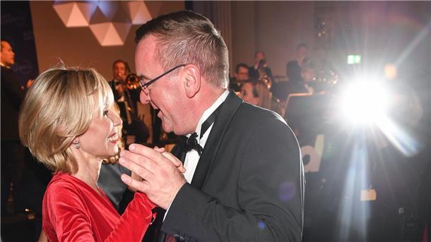 Liebe mit Zugeständnissen: Liaisons im Polit-Betrieb Boris Pistorius (SPD), damals Innenminister von Niedersachsen, und Doris Schröder-Köpf, Landtagsabgeordnete in Niedersachsen, tanzen 2018 im Hotel Adlon.