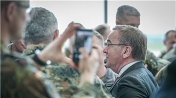 Boris Pistorius verabschiedet das Vorkommando der Brigade Litauen auf dem militärischen Teil des Flughafens Berlin-Brandenburg.