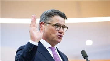 Boris Rhein wird im Landtag in Wiesbaden als Ministerpräsident von Hessen vereidigt.