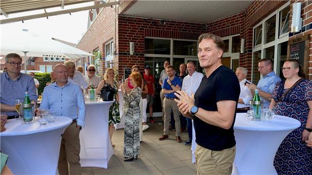 Rund 100 Gäste feiern Sommerfest der Bremervörder Wirtschaftsgilde Boris Thomas, Vorsitzender der Bremervörder Wirtschaftsgilde, begrüßte rund 100 Gäste zum Sommerfest.