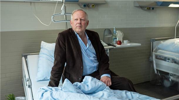 Borowski (Axel Milberg) wurde ausgeknockt - und findet sich im Krankenhaus wieder.