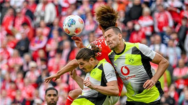 Borussia Dortmund um Marcel Sabitzer (l) und Waldemar Anton zeigte in Mainz eine souveräne Leistung.