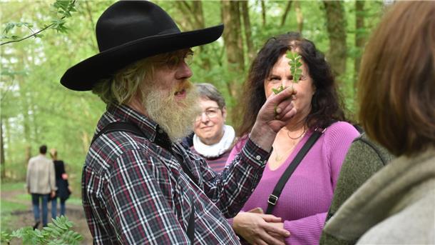 Botaniker wie Claus Vollmer laden Interessierte zu Exkursionen für Einsteiger ein. Am 17. Mai geht es mit Heike Vullmer durch eine Hecken- und Wiesenlandschaft bei Taaken. 