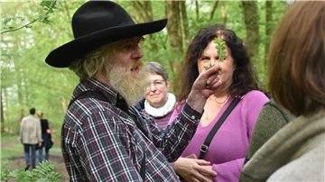 Botaniker wie Claus Vollmer laden Interessierte zu Exkursionen für Einsteiger ein. Am 17. Mai geht es mit Heike Vullmer durch eine Hecken- und Wiesenlandschaft bei Taaken. 