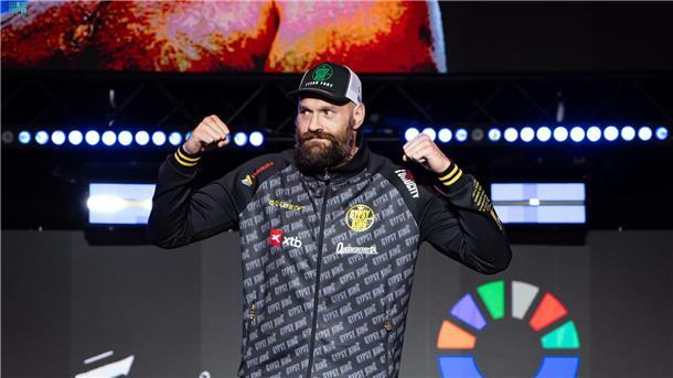 Box-Star Tyson Fury zeigt vor dem Rückkampf gegen Oleksandr Usyk in Riad seine Muskeln