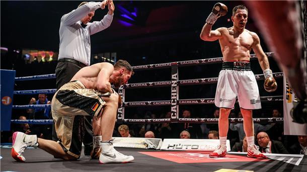 Mit 46 Jahren: Boxer Felix Sturm gewinnt Comeback-Kampf Boxer Felix Sturm (r) gelingt beim Comeback-Kampf ein Knockout