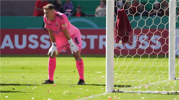 Paulis Glück: Sieg im Elfmeterschießen gegen Norderstedt Brachte den FC St. Pauli zur Verzweiflung: Norderstedts Torwart Lars Huxsohl