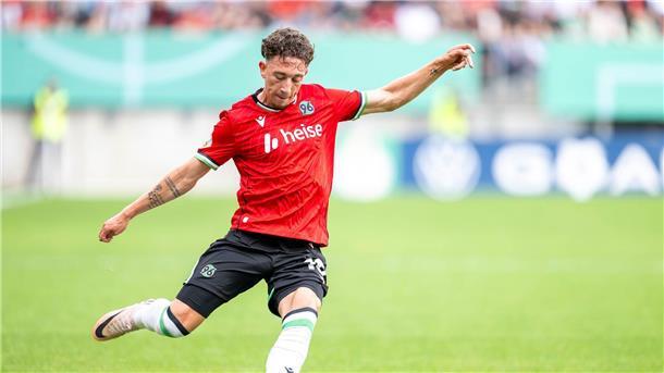 Hannover 96 gewinnt Test gegen Hansa Rostock Brachte sein Team im Test gegen Hansa Rostock in Führung: Hannovers Jannik Rochelt.
