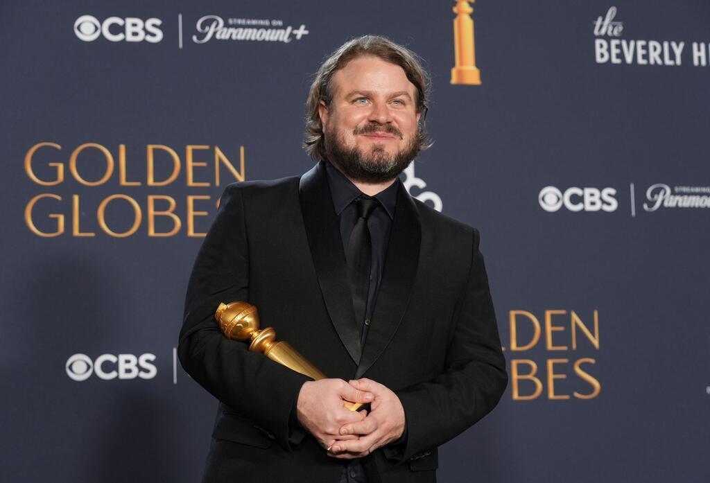 Brady Corbet freut sich über den Regie-Globe. 