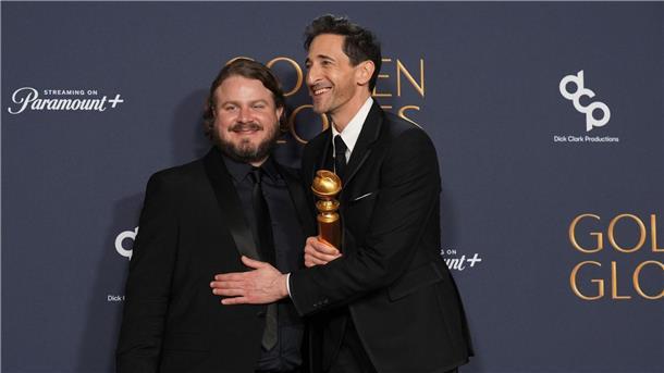 Brady Corbet und Adrien Brody posieren bei den Globes mit ihren Preisen. 