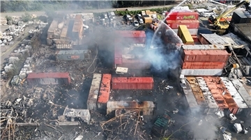 Brandbekämpfung an mehreren Stellen gleichzeitig - der Großbrand im Hamburger Hafen hat rund 320 Einsatzkräfte beschäftigt. 