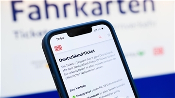 Brandenburgs Verkehrsminister will Preisstabilität beim D-Ticket.