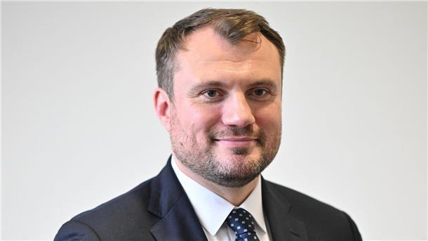 Brandenburgs Wirtschaftsminister Daniel Keller (SPD) wirbt mit einer neuen Kampagne für Zuzüge aus Westdeutschland. (Archivbild)