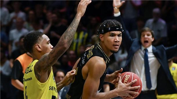 Brandon Tischler (r) spielt nächste Saison weiter für die MHP Riesen Ludwigsburg